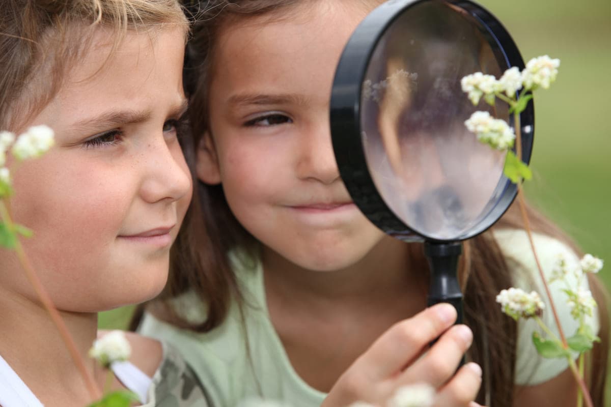 Children with a magnifying glass.