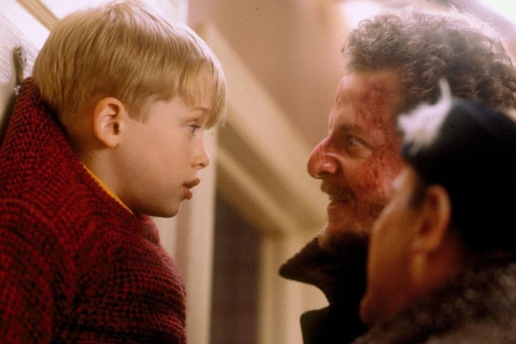 Macaulay Culkin, Joe Pesci, and Daniel Stern in Home Alone (1990).
